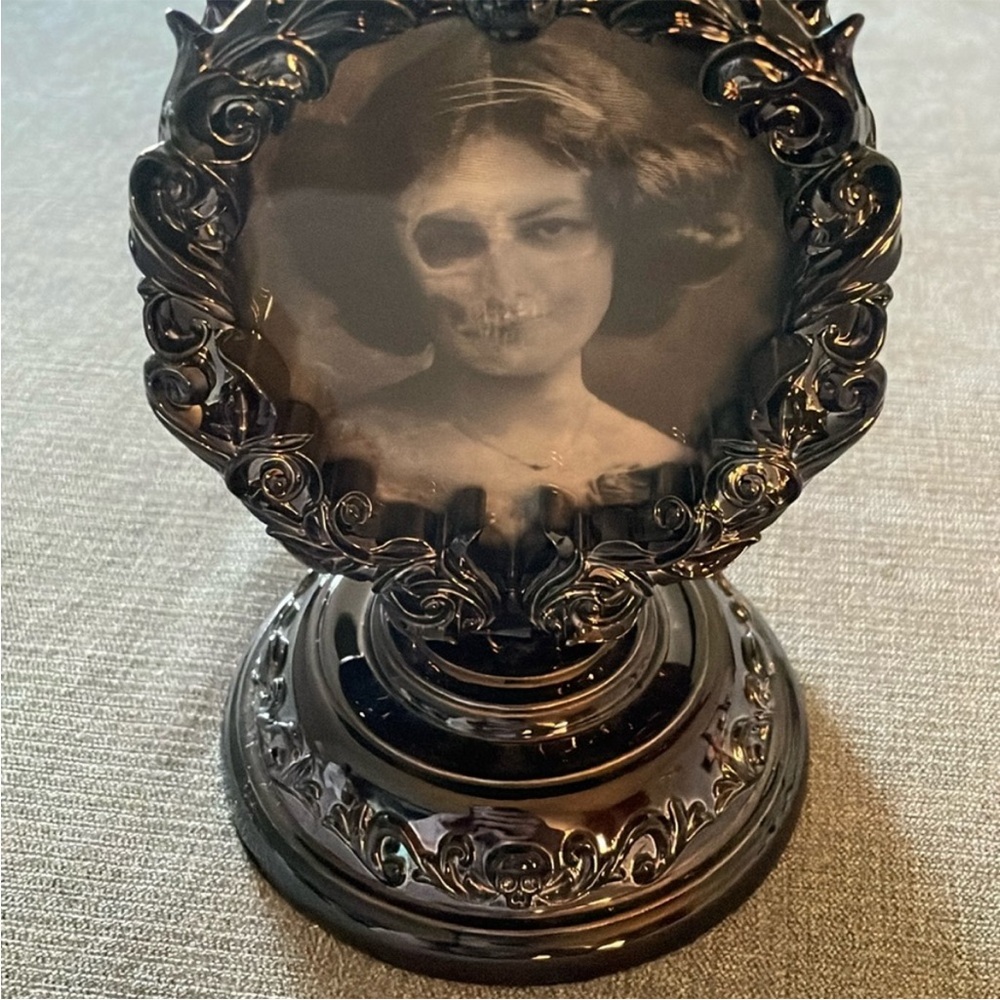 Bath & Body Works Halloween Holographic
Portrait Frame Candle Holder